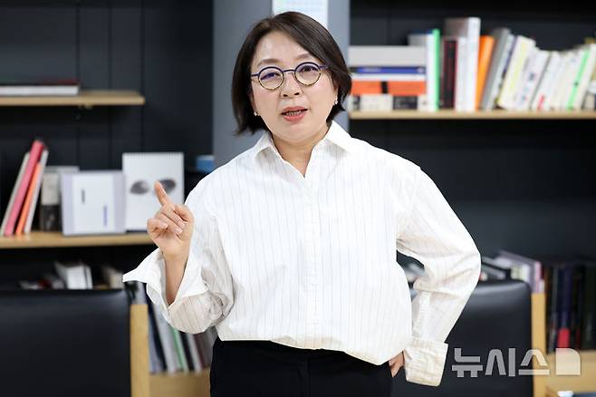 [용인=뉴시스] 박진희 기자 = 박남희 백남준아트센터 관장이 지난 1일 경기 용인시 백남준아트센터에서 인터뷰 하고 있다. 2025.08.04. pak7130@newsis.com
