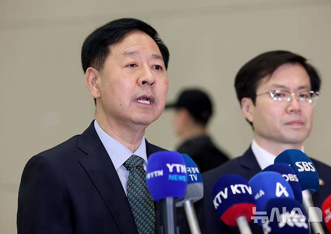 [인천공항=뉴시스] 김진아 기자 = 한미 관세 협상을 마친 구윤철 부총리 겸 기획재정부 장관이 1일 인천국제공항 2터미널을 통해 귀국, 취재진의 질문에 답하고 있다. 2025.08.01. bluesoda@newsis.com