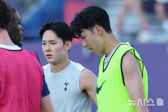 [안양=뉴시스] 권창회 기자 = 잉글랜드 프리미어리그 토트넘 홋스퍼 손흥민과 양민혁이 2일  경기 안양시 안양종합운동장에서 열린 2025 쿠팡플레이 시리즈 토트넘 오픈 트레이닝에서 훈련을 하고 있다. 2025.08.02. kch0523@newsis.com