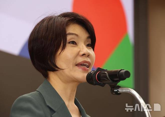[서울=뉴시스] 조성봉 기자 = 한정애 더불어민주당 의원이 2일 오후 서울 여의도 국회 의원회관에서 열린 2025 INCCIP 제4회 국제 컨퍼런스 국회포럼에서 인사말을 하고 있다. 이날 포럼에서는 수용자 자녀의 회복탄력성과 지원제도에 대한 논의를 진행했다. 2025.07.02. suncho21@newsis.com
