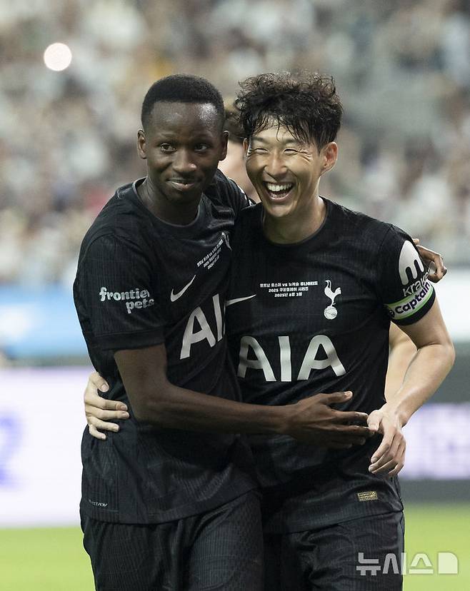 [서울=뉴시스] 김근수 기자 = 3일 오후 서울 마포구 서울월드컵경기장에서 열린 2025 쿠팡플레이시리즈 뉴캐슬 유나이티드와 토트넘 홋스퍼의 경기, 토트넘 브래넌 존슨이 골을 넣자 손흥민이 기뻐하고 있다. 2025.08.03. ks@newsis.com