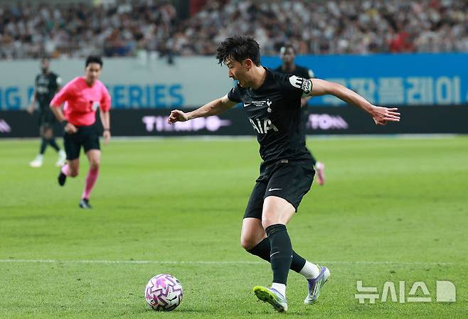[서울=뉴시스] 이영환 기자 = 3일 오후 서울 마포구 서울월드컵경기장에 열린 2025 쿠팡플레이시리즈 뉴캐슬 유나이티드와 토트넘 홋스퍼의 경기 후반전, 토트넘 손흥민이 돌파를 하고 있다. 2025.08.03. 20hwan@newsis.com