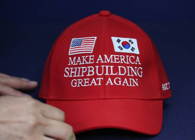 대통령실이 3일 공개한 '마스가'(MASGA·Make American Shipbuilding Great Again) 모자. '마스가'는 이번 한미관세협상 때 조선 분야 협력 내용을 압축적으로 전달하기 위해 산업통상자원부가 만든 슬로건으로 한국협상단은 이 모자와 대형 패널 등을 준비했다. 연합뉴스