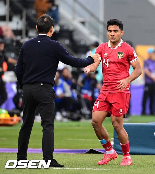 [OSEN=도하(카타르), 지형준 기자] 사상 첫 아시안컵 16강' 기적을 썼던 인도네시아&nbsp;신태용 감독의 매직이 끝났다.&nbsp;신태용 감독이 이끄는 인도네시아는 28일 오후 8시 30분(이하 한국시간) 자심 빈 하마드 스타디움에서 호주와 2023 아시아축구연맹(AFC) 카타르 아시안컵 16강전을 치러 0-4로 패했다.&nbsp;후반 인도네시아 아스나위가 교체되며 신태용 감독과 하이파이브를 하고 있다. 2024.01.28 / jpnews.osen.co.kr