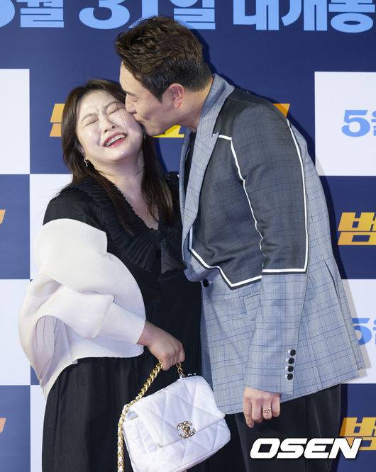 [OSEN=김성락 기자] 22일 오후 서울 강남구 메가박스 코엑스에서 영화 ‘범죄도시3’ VIP시사회 포토월 행사가 열렸다. 개그맨 심진화, 김원효 부부가 취재진을 향해 포즈를 취하고 있다. 2023.05.22 /ksl0919@osen.co.kr