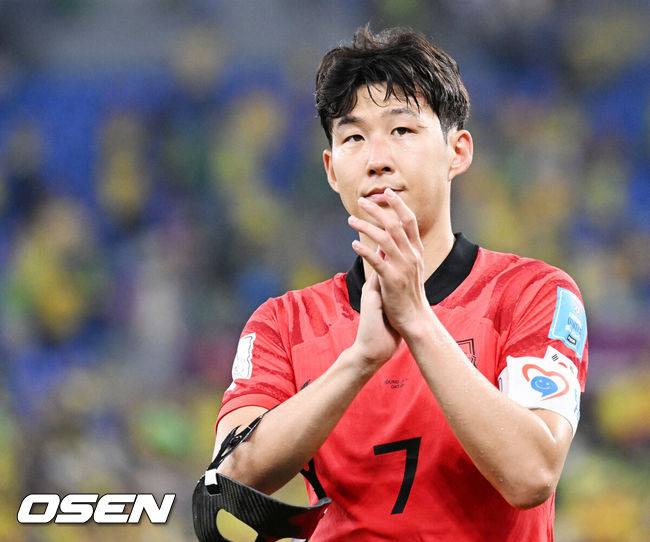 [OSEN=도하(카타르) 박준형 기자] 5일(현지시간)카타르 도하 974 스타디움에서 2022 카타르 월드컵 16강전 대한민국과 브라질의 경기가 열렸다. 이 경기에서 한국은 1-4로 패했다. 한국은 호주, 일본에 이어 16강에서 탈락하며 아시아의 마지막 자존심을 지키지 못했다.경기를 마치고 한국 손흥민이 박수를 보내고 있다. 2022.12.05 / soul1014@osen.co.kr