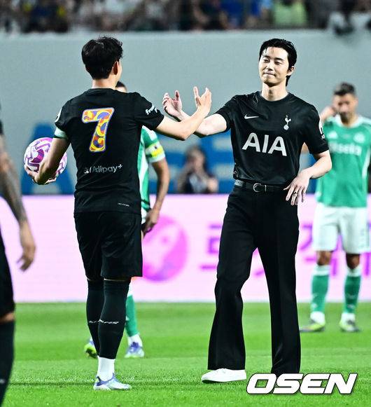 [OSEN=지형준 기자] 3일 오후 서울월드컵경기장에서 쿠팡플레이 시리즈 2025&nbsp;2경기, 토트넘 홋스퍼 FC와 뉴캐슬 유나이티드 FC의 프리시즌 친선경기가 열렸다.토트넘 손흥민의 고별전이자 양민혁과 뉴캐슬 박승수의 맞대결로 주목받는 이번 경기는 단순한 프리시즌 친선경기가 아닌, 전설의 마지막, 신예의 등장 교차점이라는 특별한 의미가 더해진다.배우 박서준이 시축을 마치고 토트넘 손흥민과 인사를 나누고 있다. 2025.08.03 / jpnews@osen.co.kr