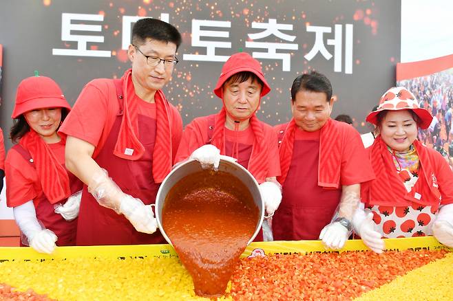 최문순 화천군수(오른쪽 세 번째) 등 내빈들이 오뚜기와 함께하는&nbsp;‘1000인의 식탁’ 행사에서 파스타를 만들고 있다. 화천군 제공