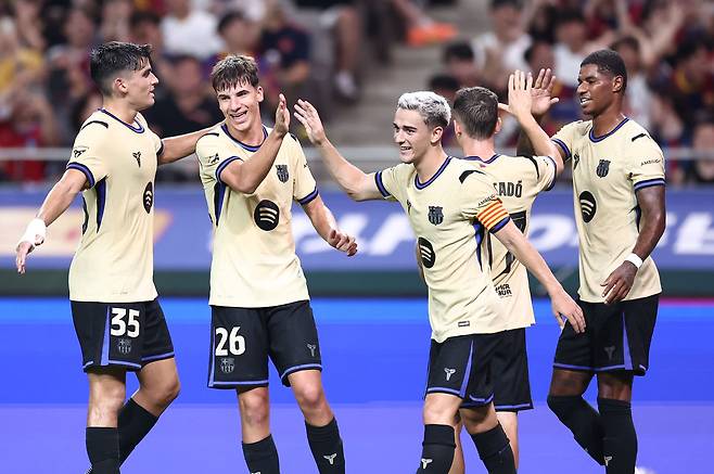 In the match against FC Seoul, FC Barcelona Gabi scored his sixth goal and was congratulated by his colleagues. Yonhap News