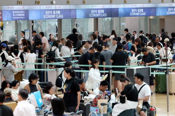 여름 휴가철인 3일 인천국제공항 제1여객터미널 출국장이 이용객들로 북적이고 있다. 뉴시스