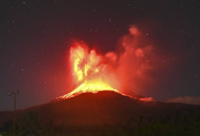 2025년 8월 1일(현지시간) 인도네시아 동누사텐가라주 플로레스섬에서 발생한 화산 폭발 당시 르워토비 라키라키 화산이 화산 물질을 분출하는 모습. 인도네시아 에너지 및 광물 자원부 산하 화산학 및 지질 재해 완화 센터(PVMBG) 제공. EPA 연합뉴스