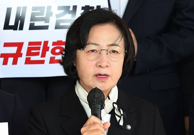 발언하는 추미애 의원 - 더불어민주당 내란진상조사단 추미애 의원이 심우정 검찰총장을 면담하기 위해 10일 서울 서초구 대검찰청으로 향하기 전 발언하고 있다. 2025.3.10 연합뉴스