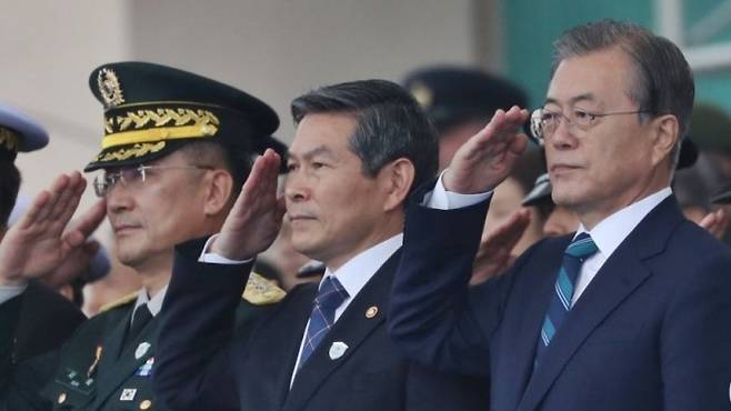 2019년 국군의날 행사에서 경례하는 문재인 전 대통령(오른쪽부터)과 정경두 전 국방부 장관, 서욱 전 국방부 장관. 연합뉴스 자료사진