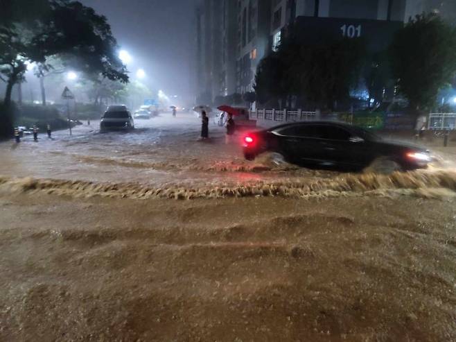 3일 오후 7~8시 전남 무안군에 시간당 140㎜가 넘는 폭우가 내린 가운데 침수된 도로를 자동차가 지나고 있다. 2025.8.3 뉴스1