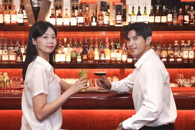 신세계백화점 강남점에 문을 연 하이엔드 라운지 콘셉트의 칵테일바인 ‘슈퍼스타 by 폴스타’에서 고객들이 칵테일을 즐기고 있다. 사진 제공=신세계백화점