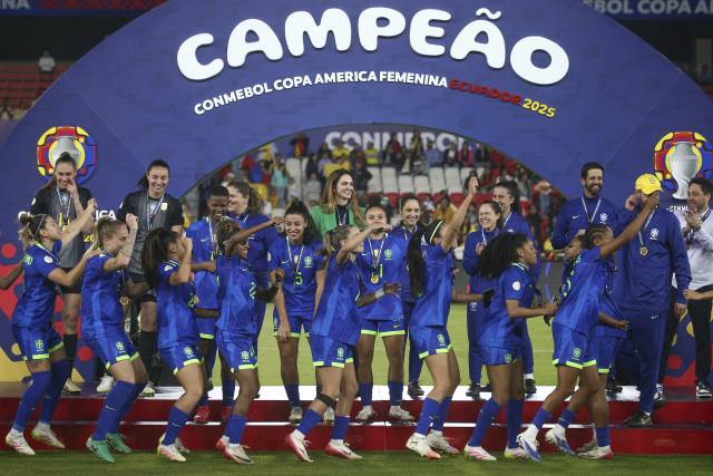 콜롬비아를 꺾고 2025 여자 코파 아메리카 우승을 차지한 브라질 선수들이 우승 세레머니를 하고 있다. EPA연합뉴스