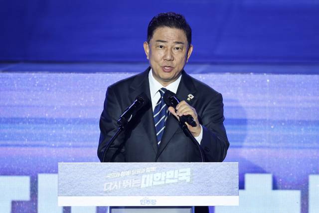 김병기 더불어민주당 대표 직무대행 겸 원내대표가 2일 경기 고양시 킨텍스에서 열린 제2차 임시전국당원대회에서 인사말을 하고 있다. 고양=오승현 기자 2025.08.02