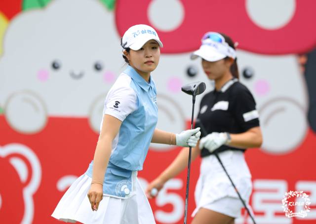 동반 라운드를 펼치고 있는 고지원(왼쪽)과 배소현. 사진 제공=KLPGA