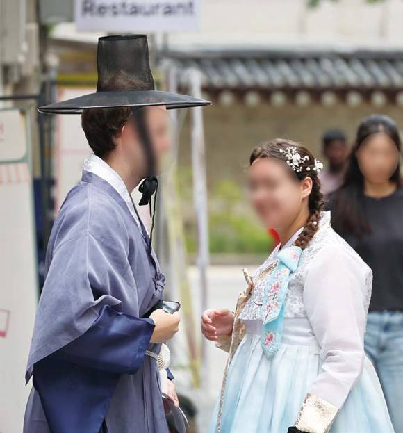 7월30일 서울 종로구 광화문 인근에서 갓을 쓰고 있는 외국인의 모습 ⓒ시사저널 임준선