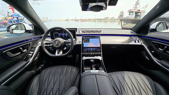 메르세데스-AMG S 63 E 퍼포먼스의 실내는 나파 가죽과 알칸타라, 카본 파이버 소재가 조화를 이루며 AMG 특유의 스포티함과 S 클래스의 고급스러움을 동시에 표현한다.&nbsp; 원성열 기자 sereno@dogna.com