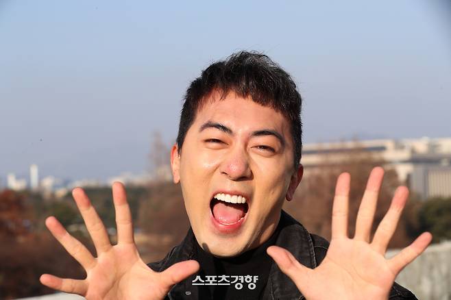 2021년 방송된 KBS2 코미디 서바이벌 프로그램 ‘개승자’ 김원훈이 서울 여의도 KBS에서 열린 스포츠경향과의 인터뷰에 앞서 포즈를 취하고 있다. 사진 스포츠경향DB