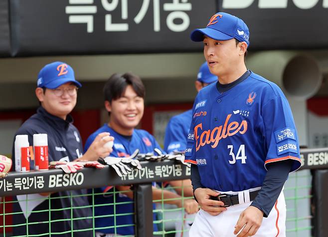 한화로 이적한 손아섭이 지난 1일 광주기아챔피언스필드에서 새 유니폼을 입고 그라운드로 향하고 있다. 연합뉴스