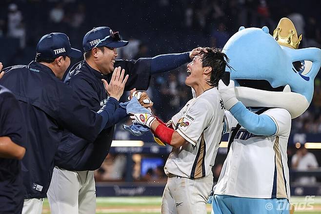 ▲ NC 이호준 감독(왼쪽)이 끝내기 안타를 친 최정원을 반기고 있다. ⓒ NC 다이노스