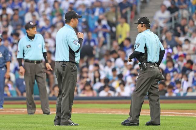 심판진이 3일 대구 삼성-LG전 3회초 김영웅의 타석에서 회의를 하고 있다. /사진=삼성 라이온즈 제공