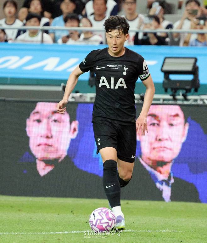 손흥민이 3일 서울월드컵경기장에서 열린 '2025 쿠팡플레이시리즈 토트넘 홋스퍼와 뉴캐슬 유나이티드 경기에서 사이드돌파를 시도하다 골문쪽으로 볼을 찔러넣고 있다.  /사진=강영조 선임기자