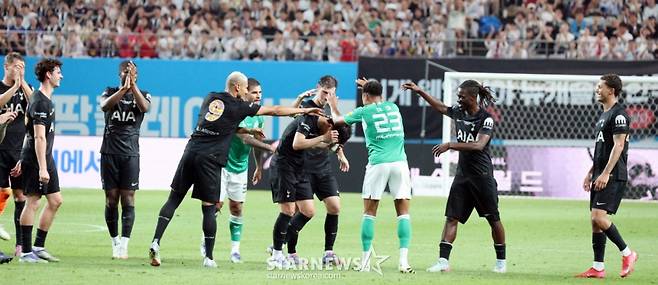 토트넘 손흥민이 3일 서울월드컵경기장에서 열린 '2025 쿠팡플레이시리즈 토트넘 홋스퍼와 뉴캐슬 유나이티드 경기 후반전 교체되며 토트넘에서의 기나긴 여정을 마무리하고 있다. /사진=강영조 선임기자