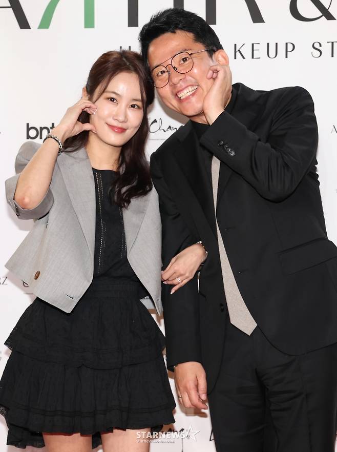 (서울=뉴스1) 권현진 기자 = 개그맨 김지민, 김준호 예비부부가 22일 서울 강남구 한 카페에서 열린 ‘아티르 & 아르즈’ 오프닝 행사에 참석해 포즈를 취하고 있다. 2025.4.22/뉴스1  Copyright (C) 뉴스1. All rights reserved. 무단 전재 및 재배포,  AI학습 이용 금지. /사진=(서울=뉴스1) 권현진 기자