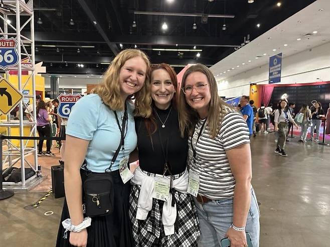 '케이콘 LA 2025' 행사장에서 만난 브리트니 퀴글리 씨 가족  (로스앤젤레스=연합뉴스) 임미나 특파원 = 지난 1일(현지시간) 미국 로스앤젤레스(LA) 컨벤션센터의 '케이콘(KCON) LA 2025' 행사장에서 K팝 팬 브리트니 퀴글리 씨(오른쪽)와 여동생 시어 라슨(가운데), 퀴글리 씨의 딸 엠마 퀴글리(왼쪽) 씨가 활짝 웃고 있다. 2025.8.3 mina@yna.co.kr