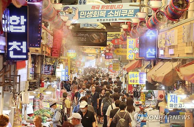 민생회복 소비쿠폰 사용은 재래시장에서 (부산=연합뉴스) 강선배 기자 = 중복인 30일 찜통 폭염이 이어지는 가운데 부산 부산진구 부전시장에 상인회에서 내건 '민생회복 소비쿠폰 환영' 펼침막과 쿨링 포그가 방문객들을 맞이하고 있다. 2025.7.30 sbkang@yna.co.kr