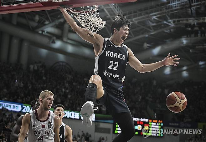 투핸드 덩크 넣는 여준석 (서울=연합뉴스) 20일 경기도 안양정관장아레나에서 열린 하나은행 초청 2025 남자농구 국가대표 평가전 한국과 카타르와의 경기에서 여준석이 투핸드 덩크슛에 성공하고 있다. 2025.7.20 [대한민국농구협회 제공. 재판매 및 DB 금지] photo@yna.co.kr