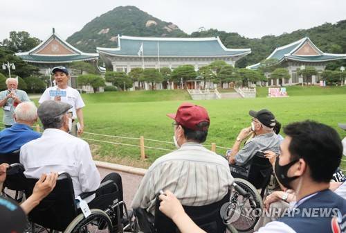 청와대 관람하는 참전용사들 (서울=연합뉴스) 서대연 수습기자 = 6·25전쟁 유엔(UN) 참전용사들이 26일 오전 청와대에서 박민식 국가보훈처장의 설명을 듣고 있다. 2022.6.26 dwise@yna.co.kr