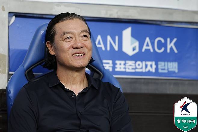 '울산 고별전' 김판곤 감독 "후회·아쉬움 전혀 없다…시원섭섭" (울산=연합뉴스) 최송아 기자 =김판곤 감독은 2일 울산 문수축구경기장에서 열린 수원FC와의 K리그1 20라운드 순연 경기를 앞두고 취재진을 만나 "울산에서 큰 사랑을 받았고 후회가 없다"고 말했다. 2일 수원FC와의 경기 벤치에 앉은 김판곤 감독. 2025.8.2 [한국프로축구연맹 제공. 재판매 및 DB 금지]