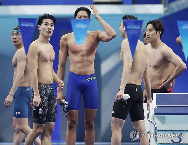 항저우 아시안게임에서 은메달을 딸 때의 한국 남자 혼계영 400m 대표팀. [연합뉴스 자료사진]
