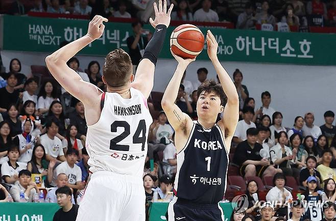 이현중 '3점' (안양=연합뉴스) 홍기원 기자 = 13일 경기도 안양정관장아레나에서 열린 2025 남자농구 국가대표 평가전 한국과 일본의 경기. 한국 이현중이 슛하고 있다. 2025.7.13 xanadu@yna.co.kr