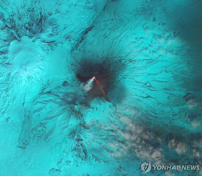 지난 2020년 위성사진으로 촬영된 러시아 캄차카 반도의 클류쳅스카야 화산 미국 항공우주국(NASA)이 촬영한 지난 2020년 4월 러시아 캄차카 반도의 클류쳅스카야 화산 가색상 사진 모습 [EPA 연합뉴스. 재판매 및 DB 금지]