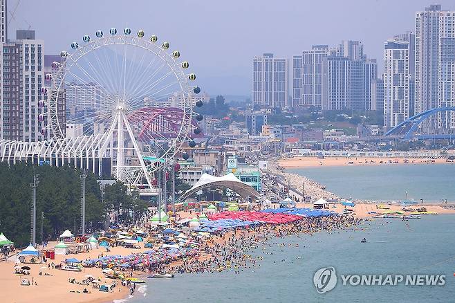 속초해변에 몰린 인파 (속초=연합뉴스) 류호준 기자 = 무더운 날씨를 보인 2일 강원 속초 해수욕장 일원이 피서객들로 북적이고 있다. 2025.8.2 ryu@yna.co.kr