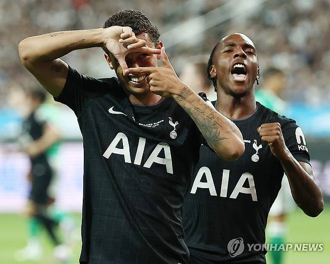 브레넌 존슨 '찰칵 세리머니는 계속된다' (서울=연합뉴스) 김성민 기자 = 3일 서울월드컵경기장에서 열린 2025 쿠팡플레이 시리즈 토트넘 홋스퍼와 뉴캐슬 유나이티드의 경기. 토트넘 브레넌 존슨이 선취골을 넣은 뒤 손흥민의 '찰칵' 세리머니를 하고 있다. 2025.8.3 superdoo82@yna.co.kr