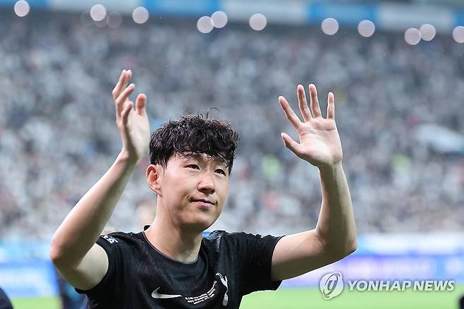 손흥민의 찬란했던 10년, 이렇게 마무리 (서울=연합뉴스) 서대연 기자 = 올여름 팀을 떠나기로 한 토트넘 홋스퍼 손흥민이 3일 서울월드컵경기장에서 열린 2025 쿠팡플레이 시리즈 뉴캐슬 유나이티드와의 친선경기가 종료된 뒤 관중에 인사를 보내고 있다. 2025.8.3 dwise@yna.co.kr