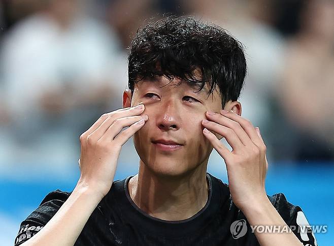 눈물 닦는 손흥민 (서울=연합뉴스) 김성민 기자 = 올여름 팀을 떠나기로 한 토트넘 홋스퍼 손흥민이 3일 서울월드컵경기장에서 열린 2025 쿠팡플레이 시리즈 뉴캐슬 유나이티드와의 친선경기가 끝난 뒤 눈물을 닦고 있다.
    2015년 8월 토트넘으로 이적한 손흥민은 2021-2022시즌 리그 득점왕에 오르고 2024-2025시즌엔 유럽축구연맹(UEFA) 유로파리그 우승을 이끄는 등 10년간 활약했다. 손흥민은 전날 기자회견을 통해 올여름 팀을 떠난다고 발표했다. 2025.8.3 ksm7976@yna.co.kr