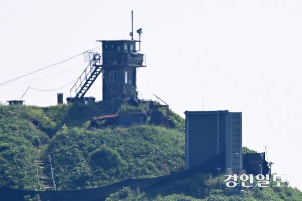 국방부가 4일 군사분계선 일대에 설치된 대북 확성기를 전면 철거하기로 결정했다고 밝혔다. 사진은 이날 파주시 접경 지역에 설치된 대북 확성기 가림막의 모습. 2025.8.4 /최은성기자 ces7198@kyeongin.com