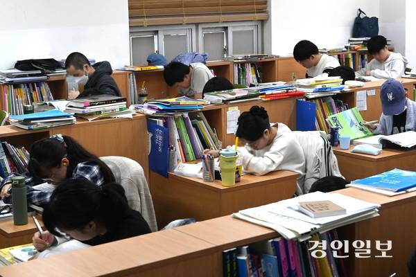 2026학년도 대학수학능력시험 D-100일을 하루 앞둔 4일 수원시 권선구 수원메가스터디학원에서 수험생들이 자율학습을 하고 있다. 2025.8.4 /최은성기자 ces7198@kyeongin.com