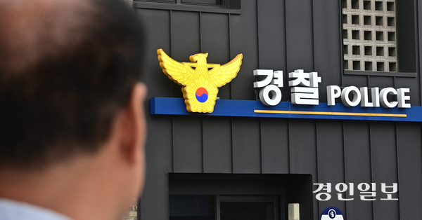 지난 7월 13일 오후 인천 부평역에서 ‘부평 가정폭력 살인’ 피해자 유족이 인근 경찰 지구대를 바라보고 있다. 2025.7.13 /조재현기자  jhc@kyeongin.com
