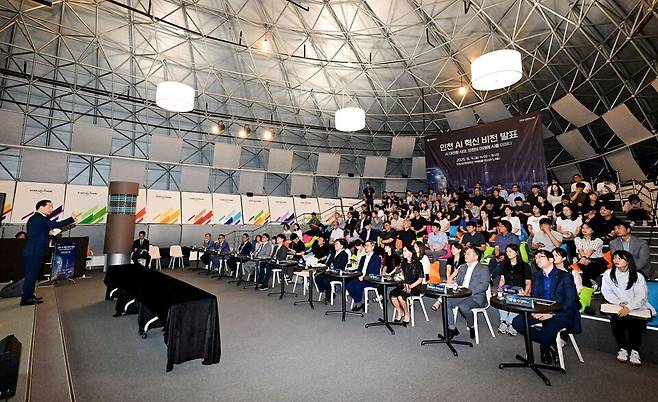 ▲ 유정복 인천시장이 4일 연수구 인천스타트업파크에서 열린 '인천 AI 혁신 비전 발표 및 협약식'에서 AI 혁신 비전을 발표하고 있다. /사진제공=인천시