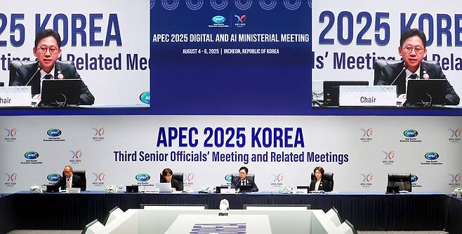 ▲ 4일 인천 송도컨벤시아에서 열린 '2025 APEC 디지털·AI 장관회의' 개회식에서 배경훈 과학기술정보통신부 장관이 개회사를 하고 있다. /이재민 기자 leejm@incheonilbo.com