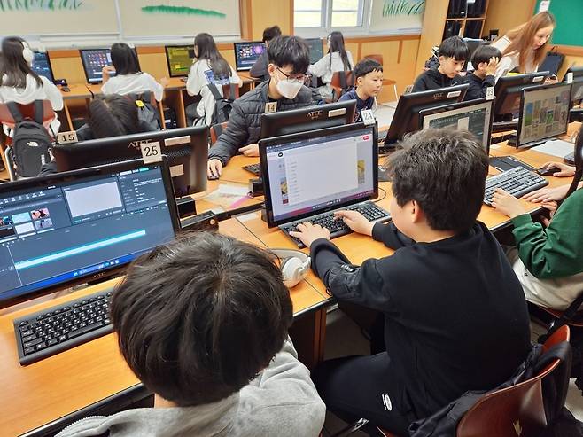 ▲&nbsp;안산 정지초 학생들이 '나도 유튜버' 프로그램에 참여 중인 모습./사진제공=안산교육지원청