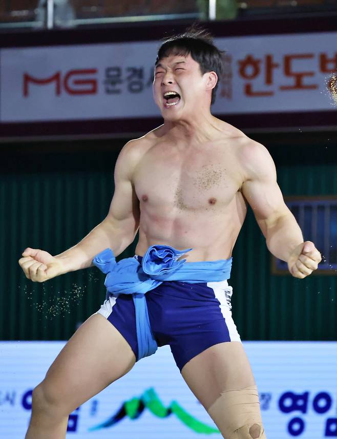4일 충북 영동체육관에서 열린 위더스제약 2025 민속씨름 영동세계국악엑스포장사씨름대회서 태백장사(80kg이하)에 등극한 문준석(수원특례시청)이 우승을 확정한 후 기쁨을 표하고 있다. 사진=대한씨름협회